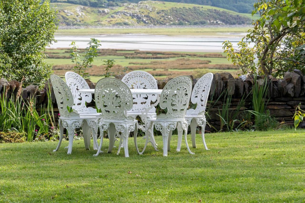 Taldraeth - Old Vicarage Guest House Penrhyndeudreath Eksteriør billede