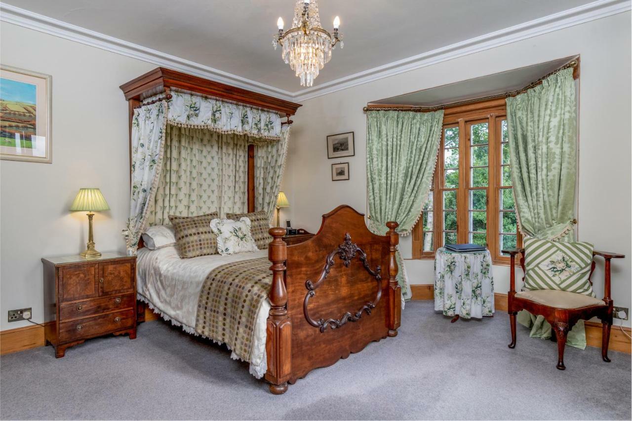 Taldraeth - Old Vicarage Guest House Penrhyndeudreath Eksteriør billede