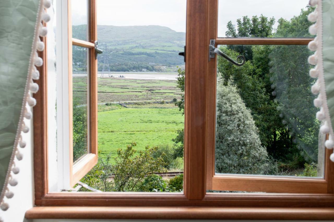 Taldraeth - Old Vicarage Guest House Penrhyndeudreath Eksteriør billede